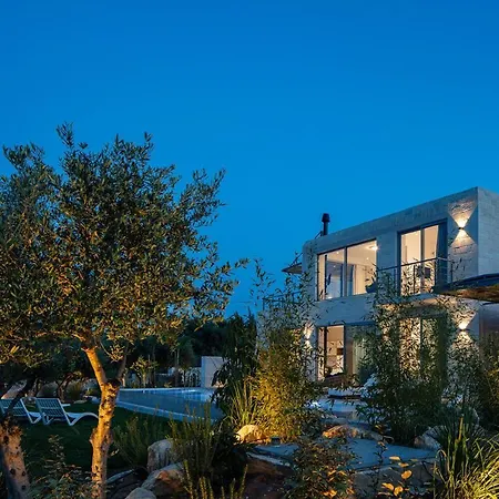 Heniochos Villa *